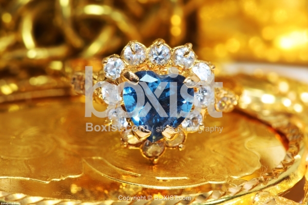 Gold Ring with Blue Stone - Boxist.com Photography / Sam Mugraby’s